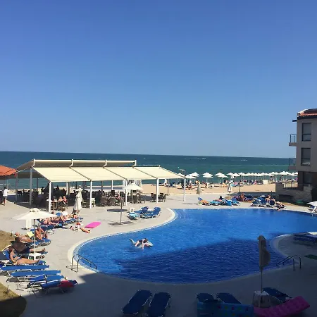 First Line At Апарт-отель Обзор